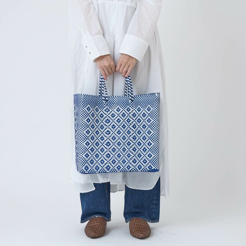 ラオス製 ハンドメイド 青と白の幾何学模様 ハンドバッグ MERCADO BAG - ROMBO - Navy / White (M) | Letra｜レトラ公式通販