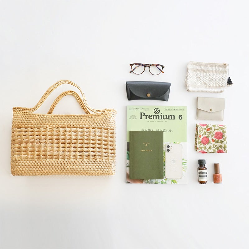 A4の雑誌やタブレット端末も入ります<br>※写真の商品はPALMA BAG MESH (M)です