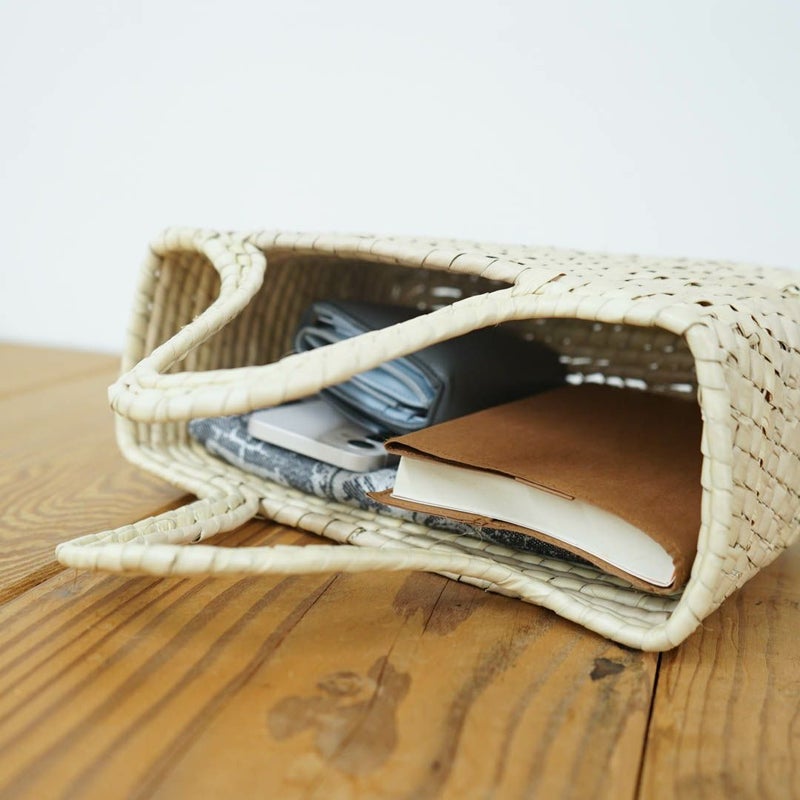 厚みがないので折り畳んでエコバッグにも