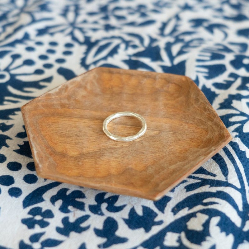 槌目加工が美しいリング