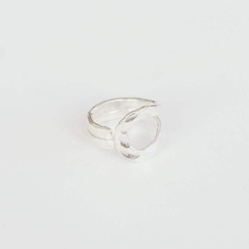 表面には槌目加工が施されています