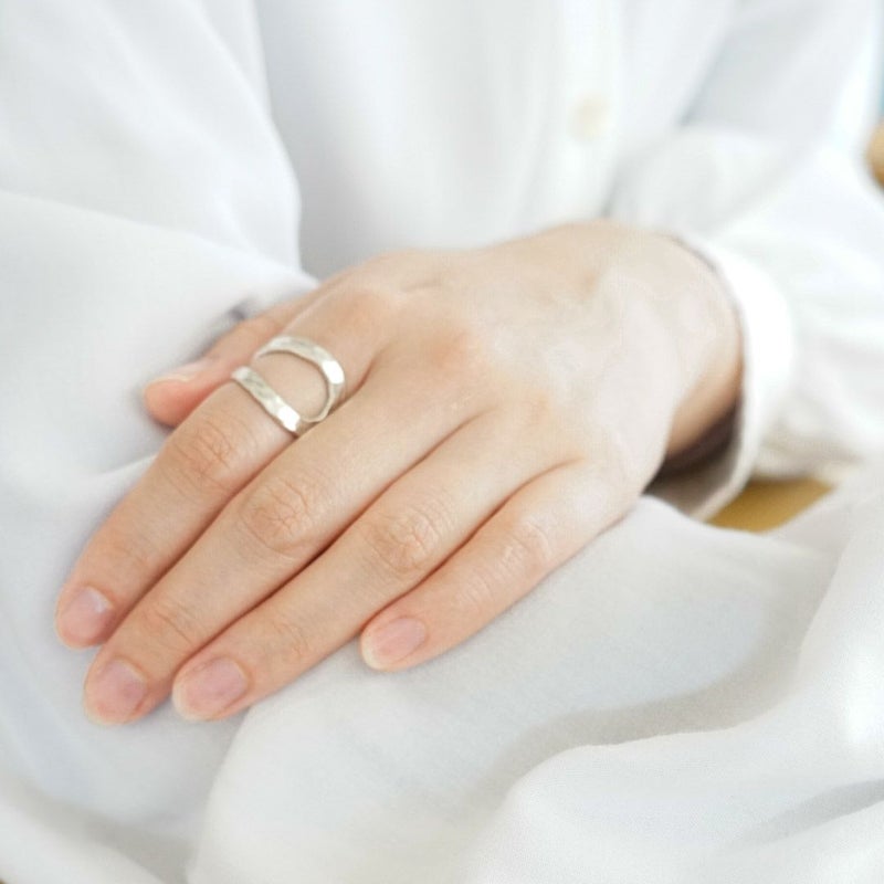 光が当たる角度で表情が変わる槌目加工のリング