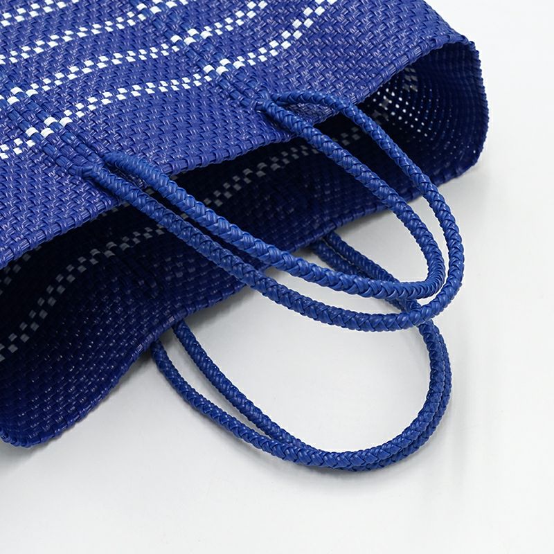 ハンドルと本体のコードの色が若干異なります