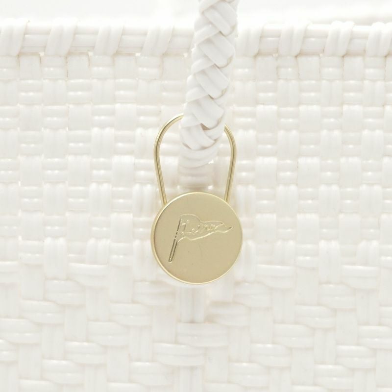 全てのメルカドバッグにLetraチャームを付けてお届けします