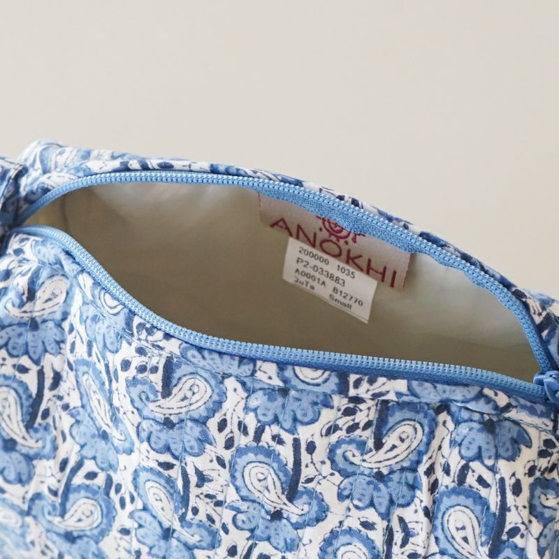 水や汚れを弾きやすい、ビニール素材の裏地です