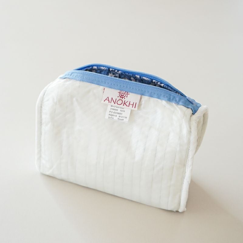 水や汚れを弾きやすい、ビニール素材の裏地です