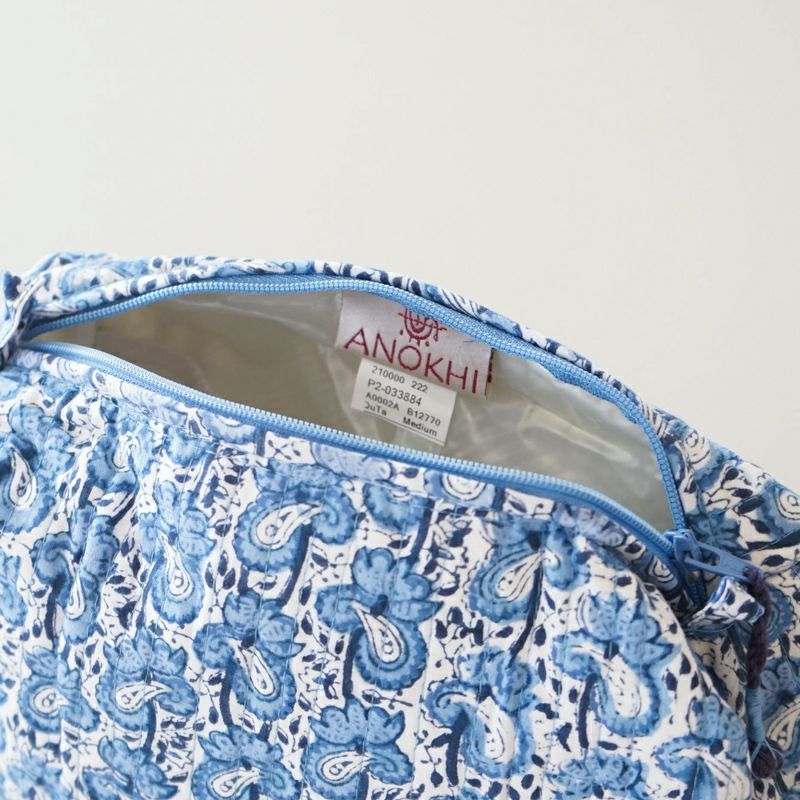 水や汚れを弾きやすい、ビニール素材の裏地です