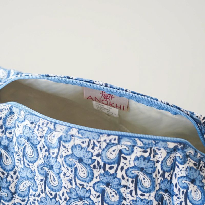 水や汚れを弾きやすい、ビニール素材の裏地です