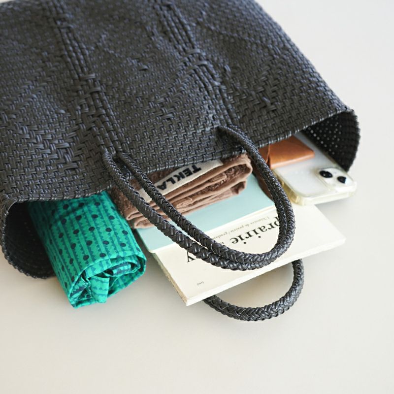 丸めてバッグに入れておけます