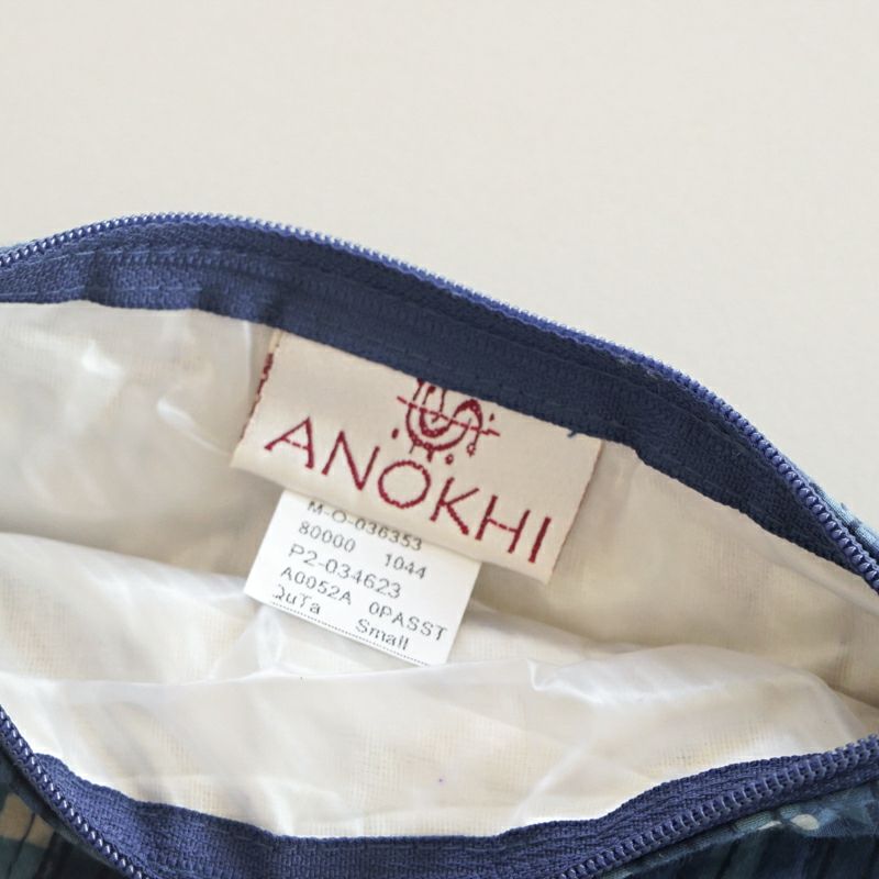 水や汚れを弾きやすい、ビニール素材の裏地です