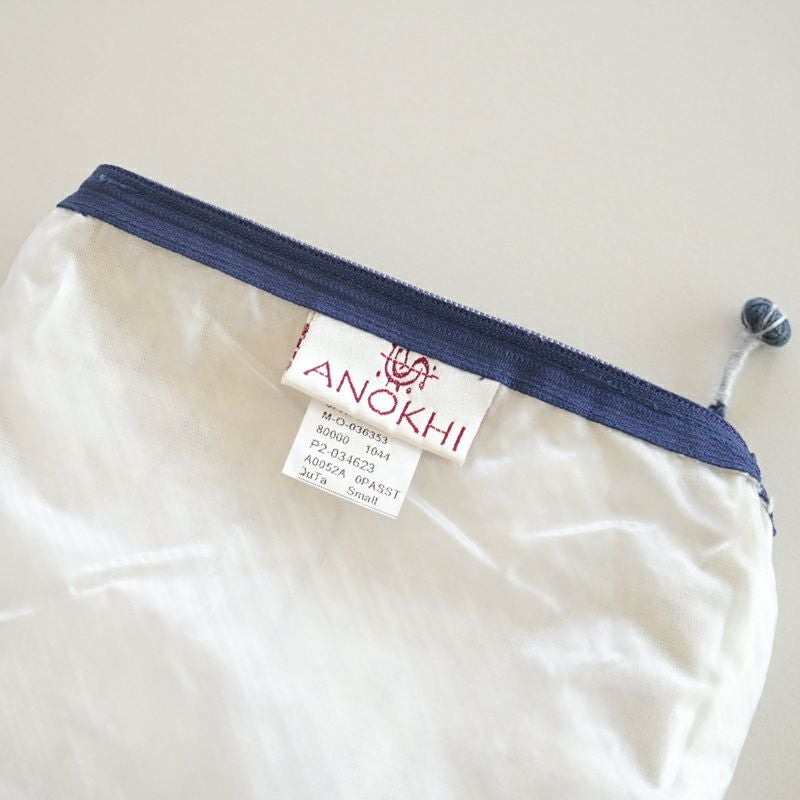 水や汚れを弾きやすい、ビニール素材の裏地です