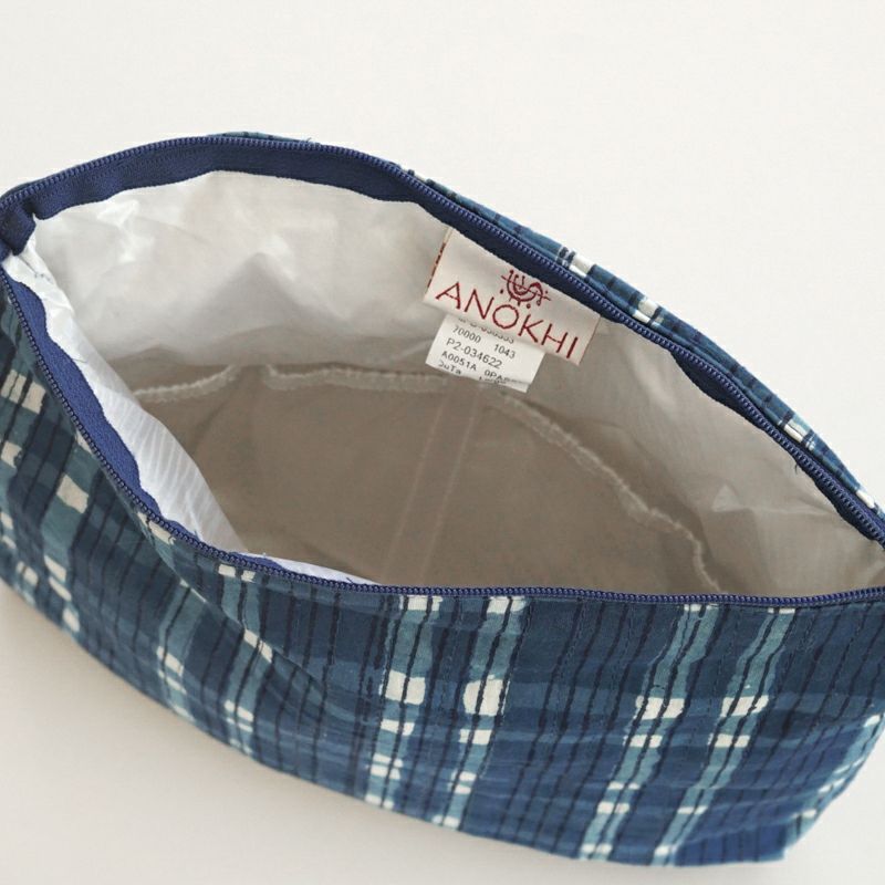 水や汚れを弾きやすい、ビニール素材の裏地です