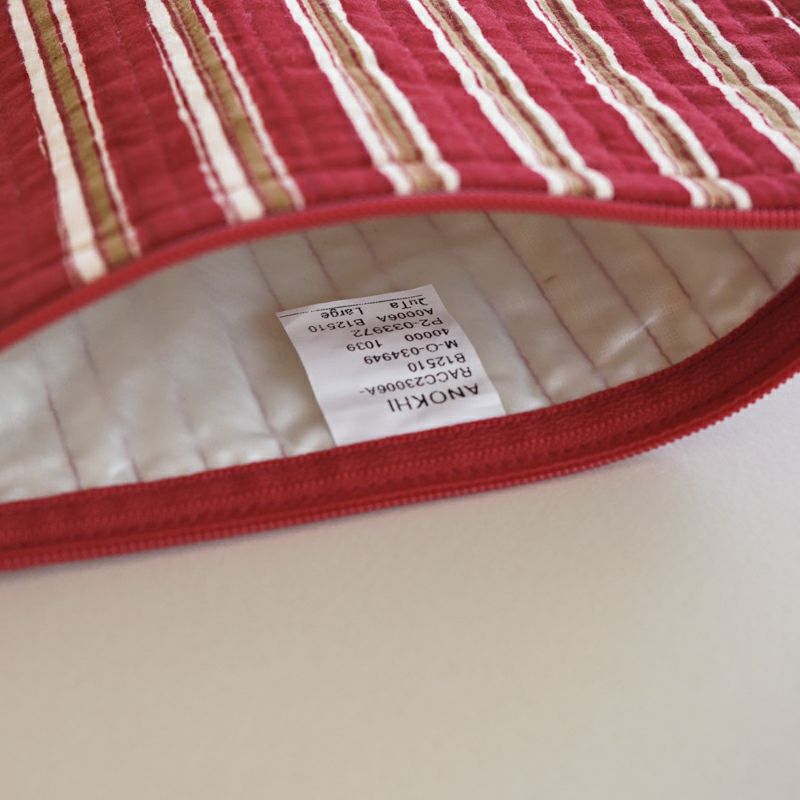 水や汚れが付きにくい、ビニール素材の裏地です