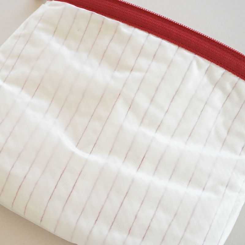 水や汚れが付きにくい、ビニール素材の裏地です