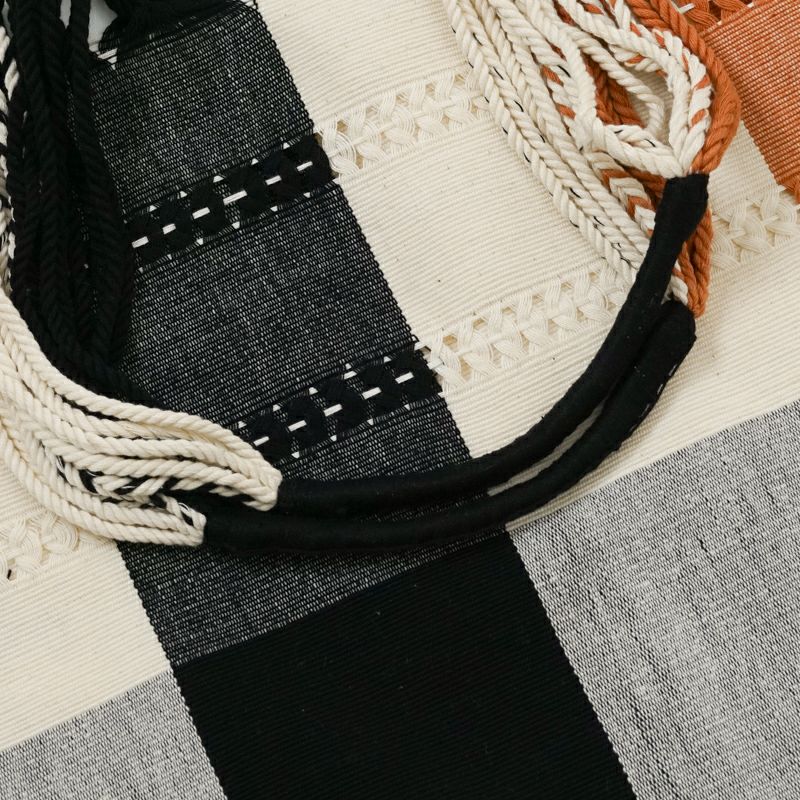 ハンドルは糸を巻き付け作られています