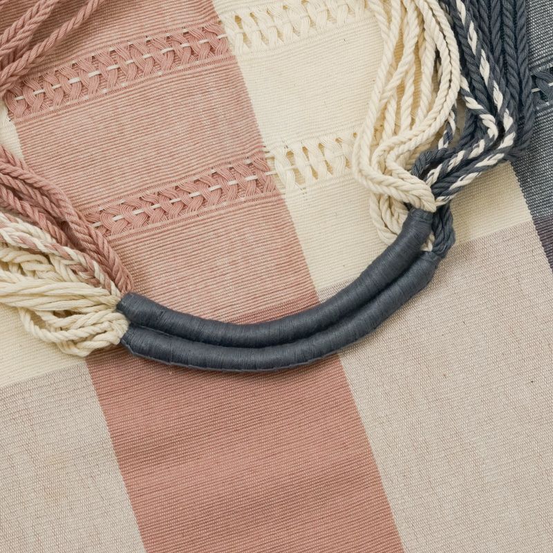 ハンドルは糸を巻き付け作られています