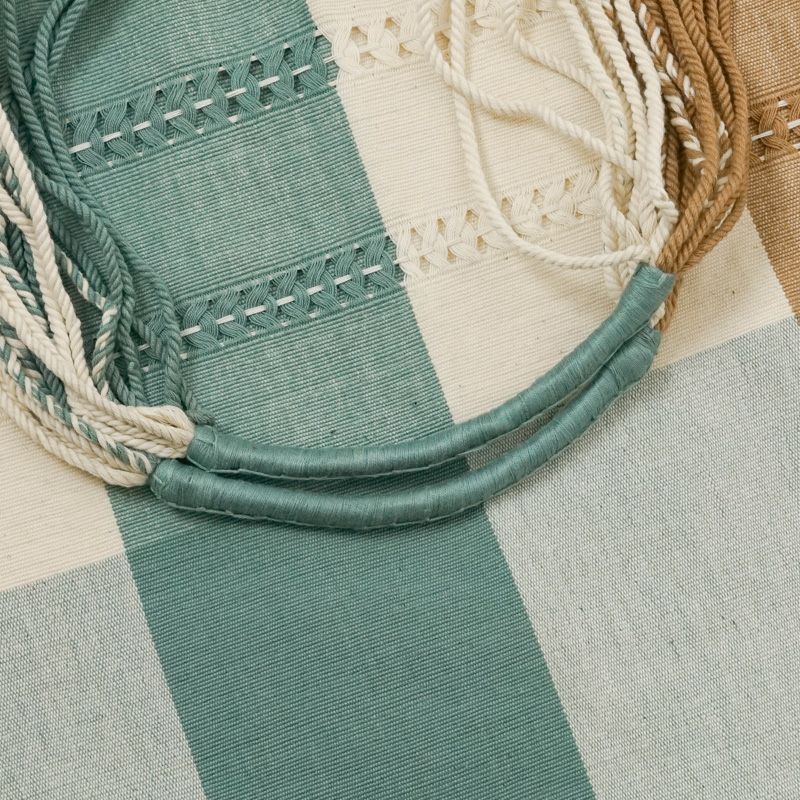 ハンドルは糸を巻き付け作られています