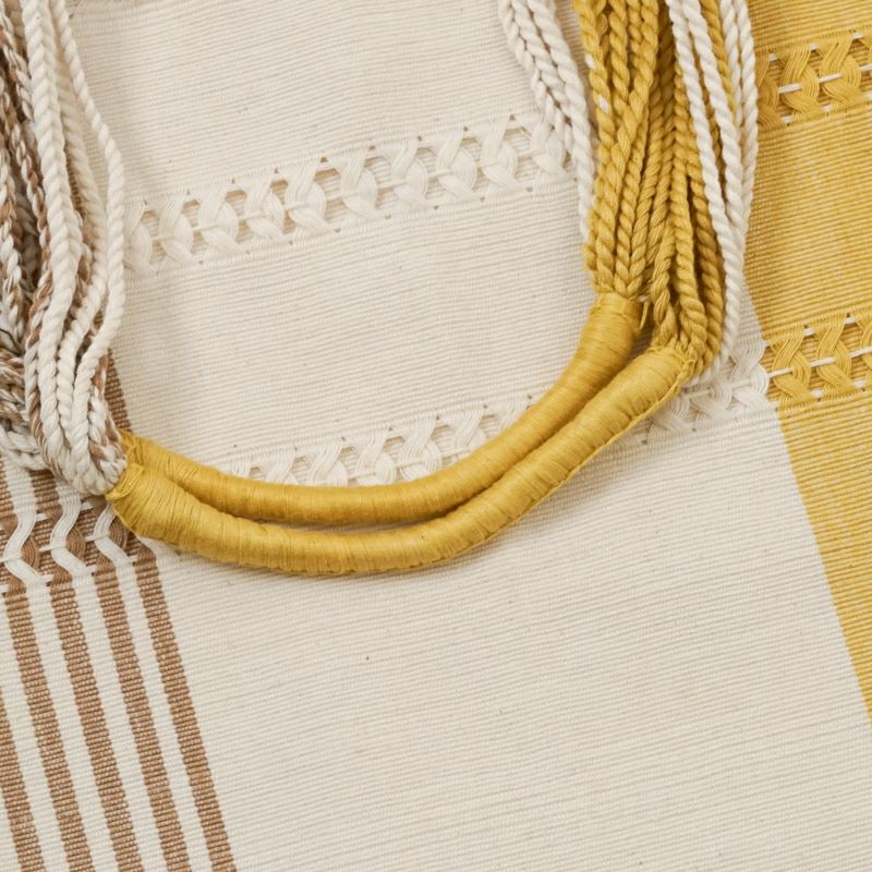 ハンドルは糸を巻き付け作られています