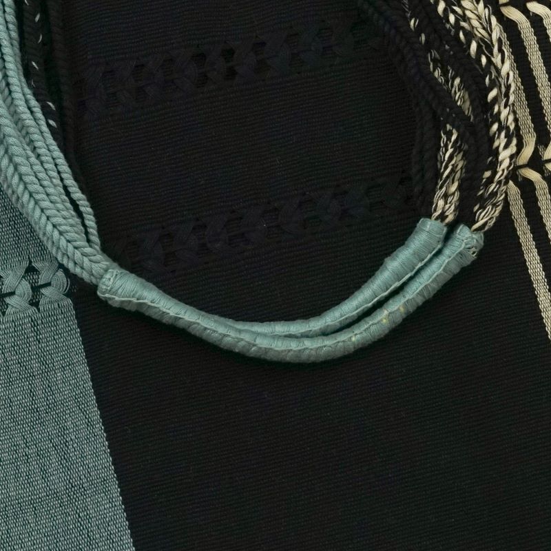 ハンドルは糸を巻き付け作られています