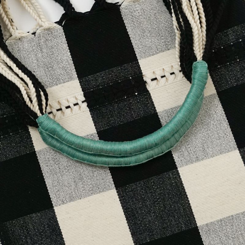 ハンドルは糸を巻き付け作られています