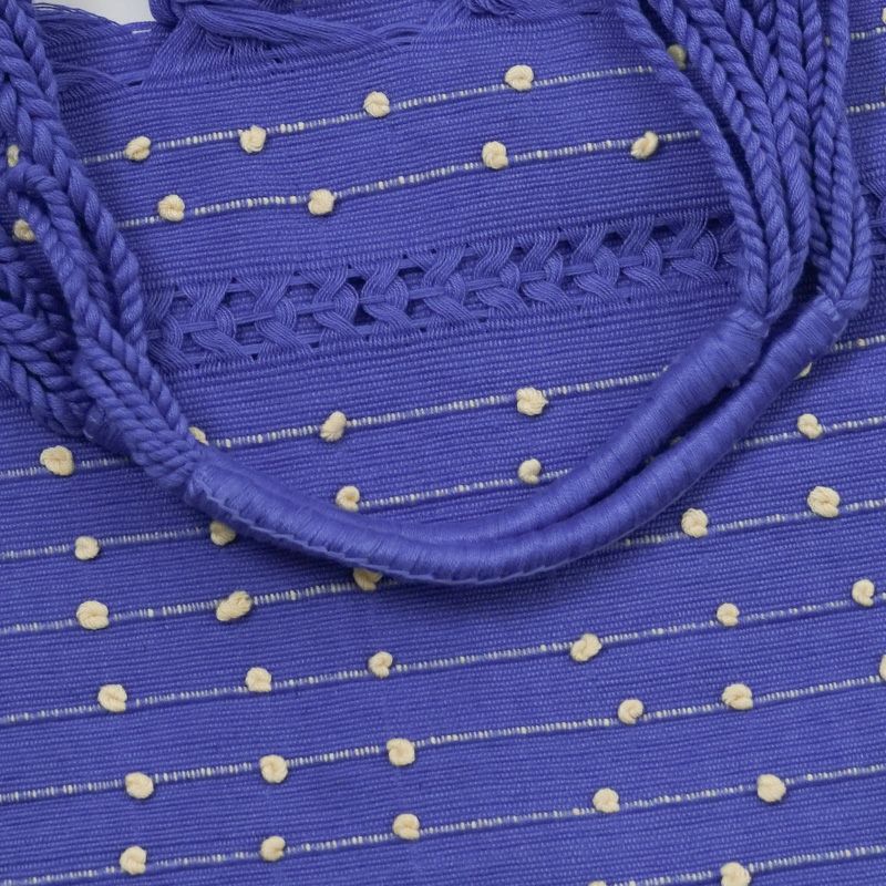 ハンドルは糸を巻き付け作られています