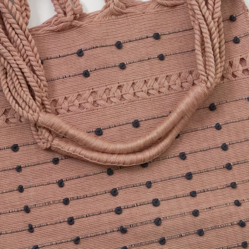 ハンドルは糸を巻き付け作られています