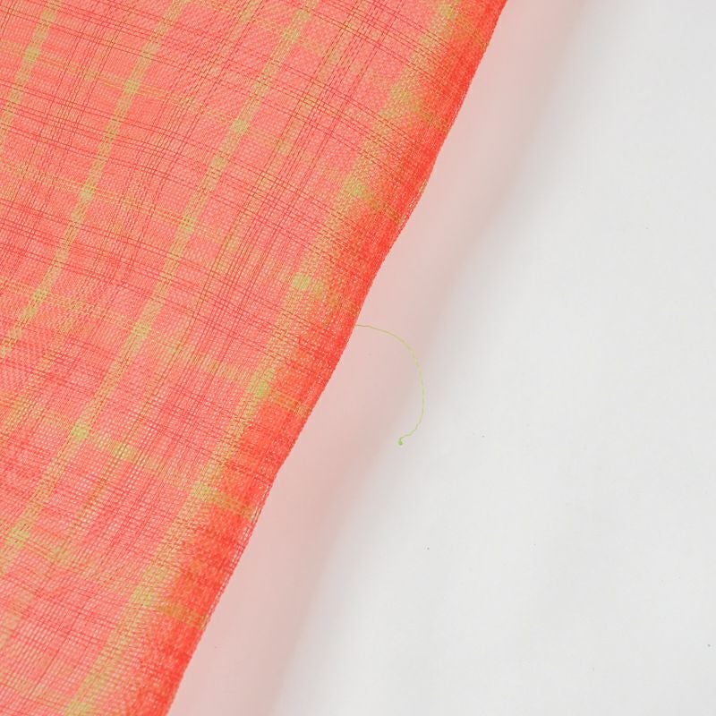 糸が飛び出ている場合はハサミなどでカットしてお使いください。