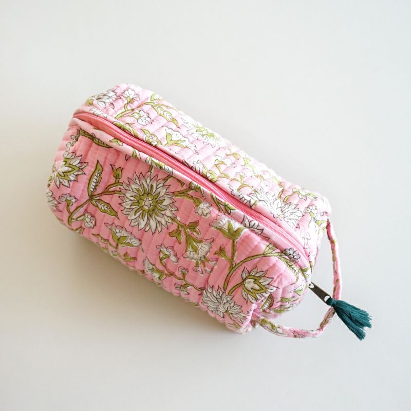 持ち手付きなので、そのままハンドバッグとしてもお使いいただけます。