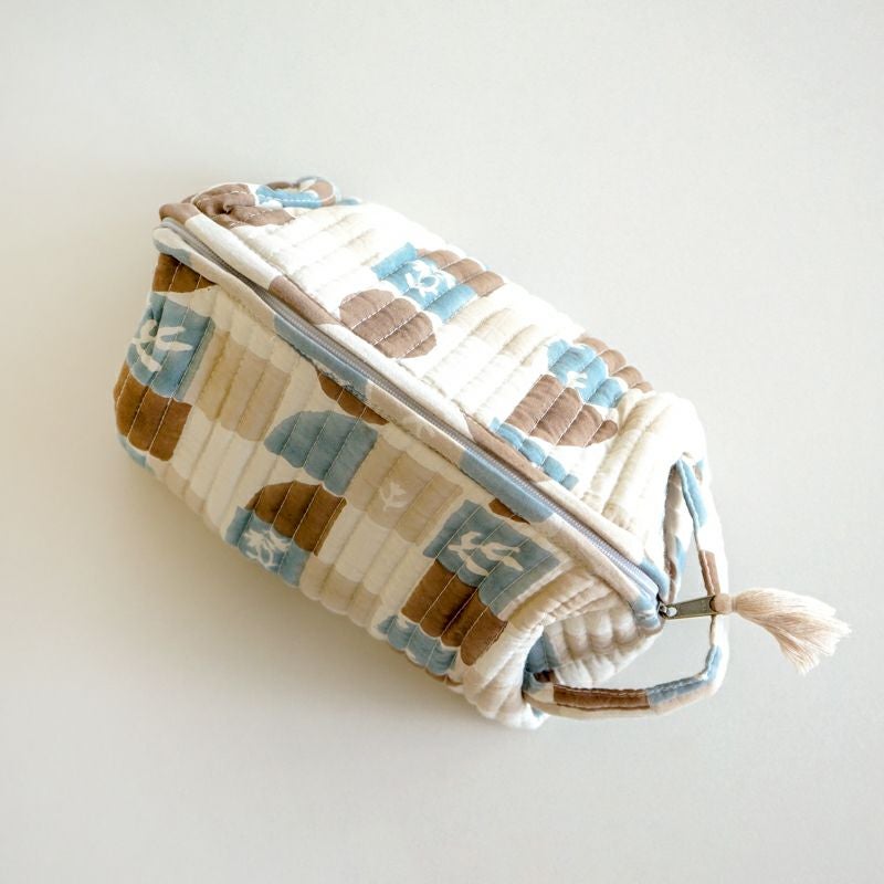 持ち手付きなので、そのままハンドバッグとしてもお使いいただけます。