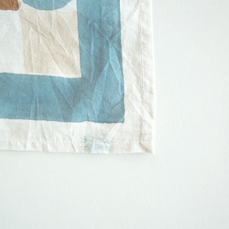 全ての工程が手作業のため、柄の微妙なズレや色ムラ、色飛び、かすれ、小さな汚れなどが見られる場合もございま