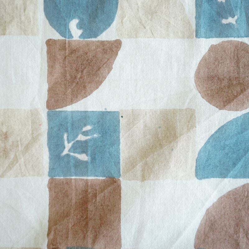 全ての工程が手作業のため、柄の微妙なズレや色ムラ、色飛び、かすれ、小さな汚れなどが見られる場合もございま