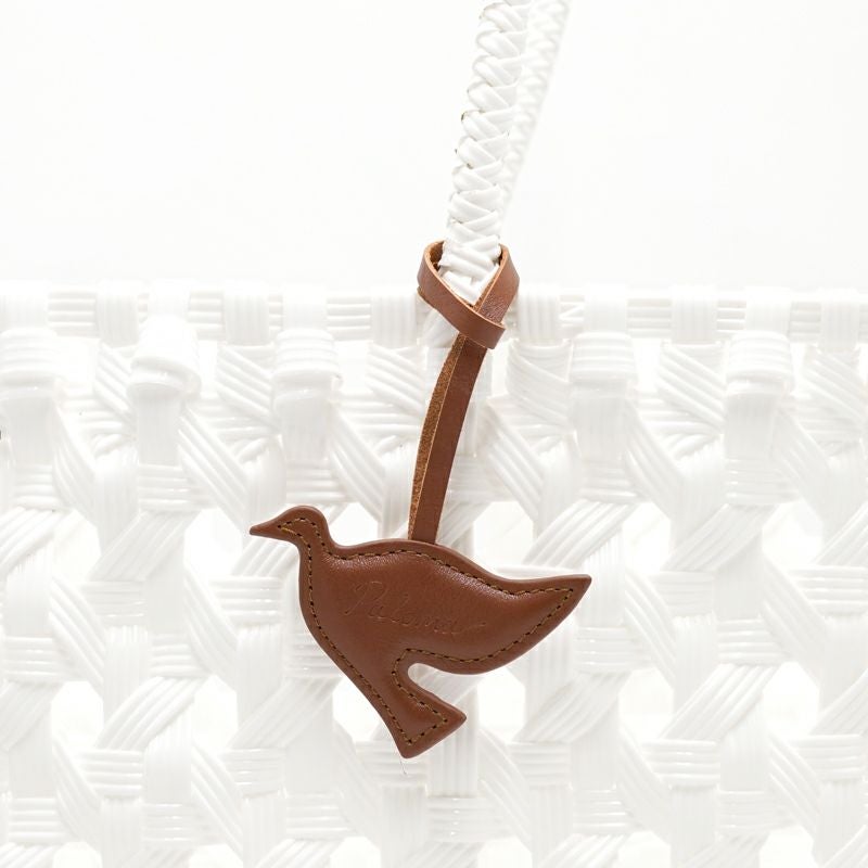 Palomaの商品にはレザーのパロマチャームが付属します