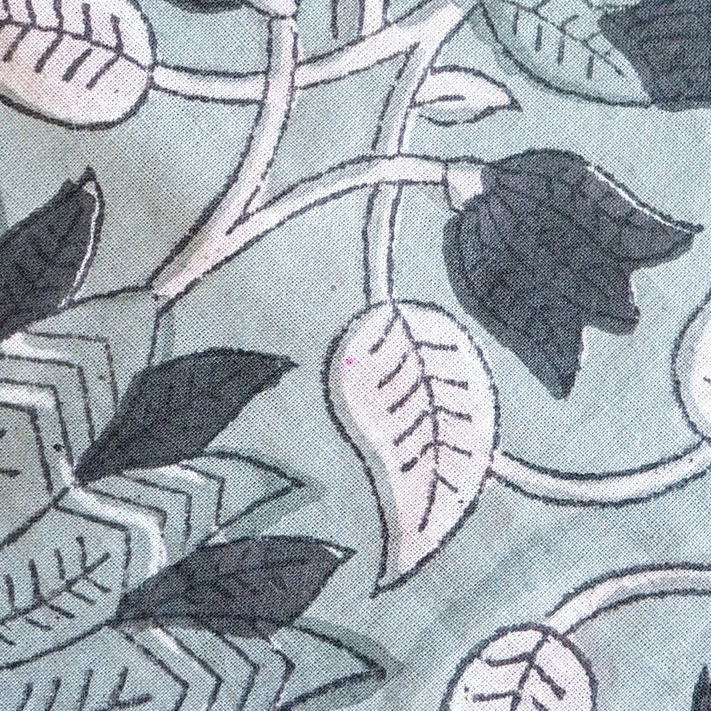 全ての工程が手作業のため、柄の微妙なズレや色ムラ、色飛び、かすれ、小さな汚れなどが見られる場合もございます。