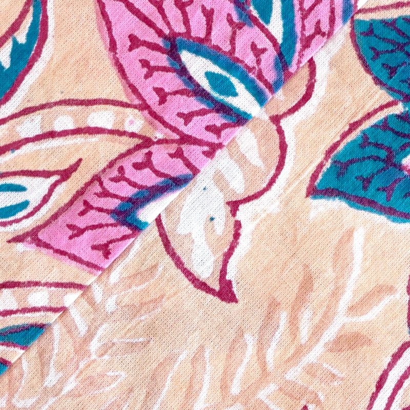 全ての工程が手作業のため、柄の微妙なズレや色ムラ、色飛び、かすれ、小さな汚れなどが見られる場合もございます。