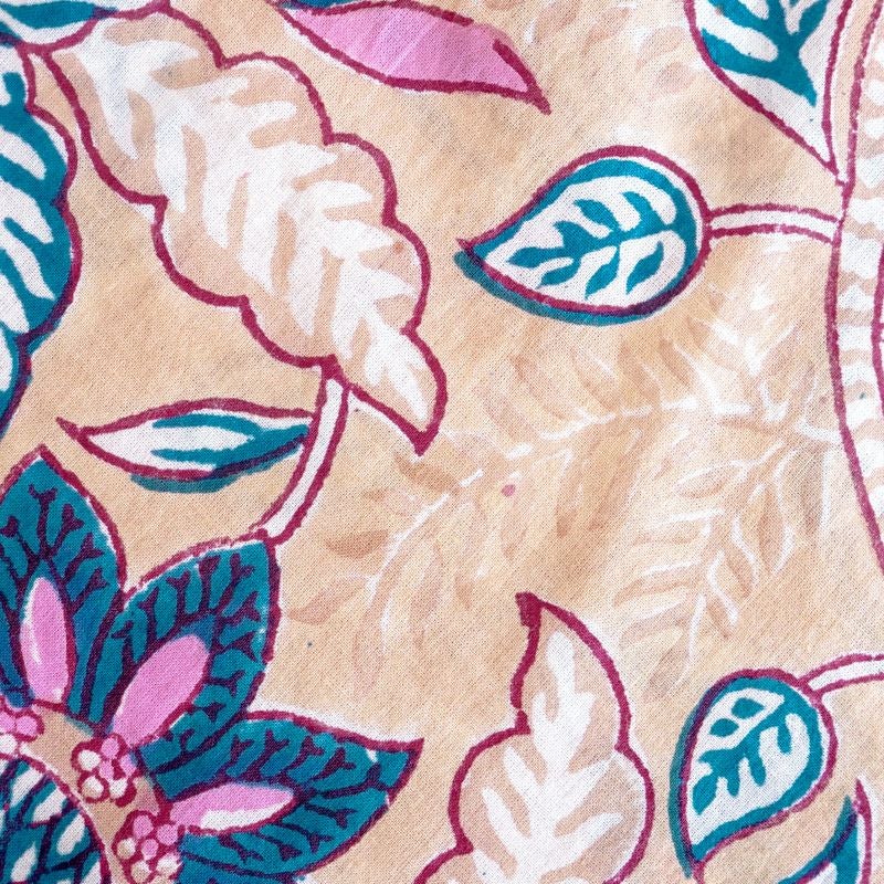 全ての工程が手作業のため、柄の微妙なズレや色ムラ、色飛び、かすれ、小さな汚れなどが見られる場合もございます。