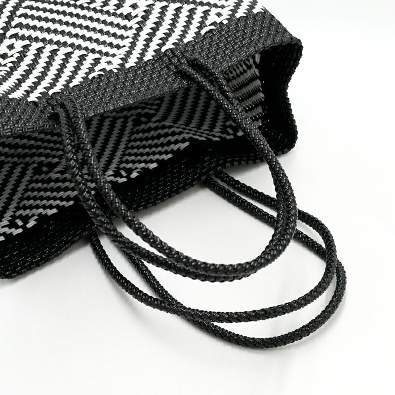 MERCADO BAG - CHIWAWA STYLE - TAPETE - Black / White | Letra