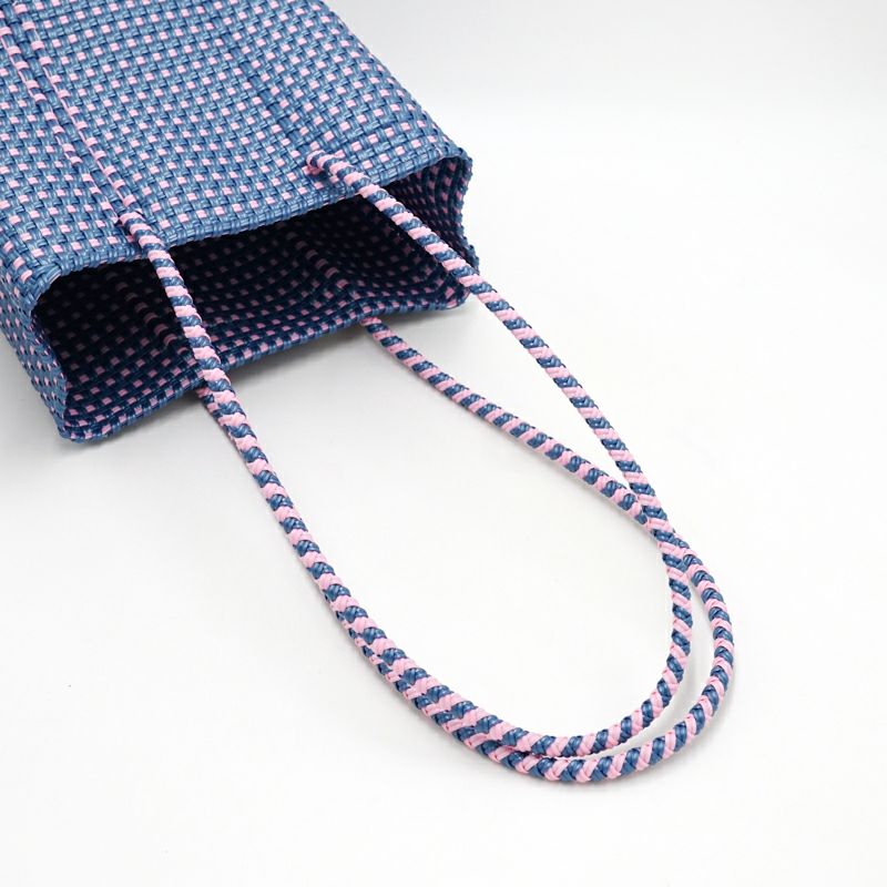 【新品】メルカドカゴ バッグ ブルー ボンボンチャーム付 MERCADO BUCKET SLIM STYLE - MINI CHECK - Metallic Blue / Pink