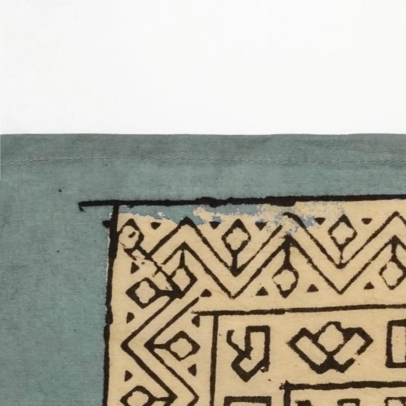 全ての工程が手作業のため、柄の微妙なズレや色ムラ、色飛び、かすれ、小さな汚れなどが見られる場合もございます。