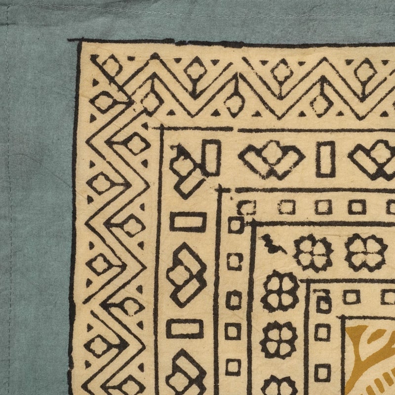 全ての工程が手作業のため、柄の微妙なズレや色ムラ、色飛び、かすれ、小さな汚れなどが見られる場合もございます。