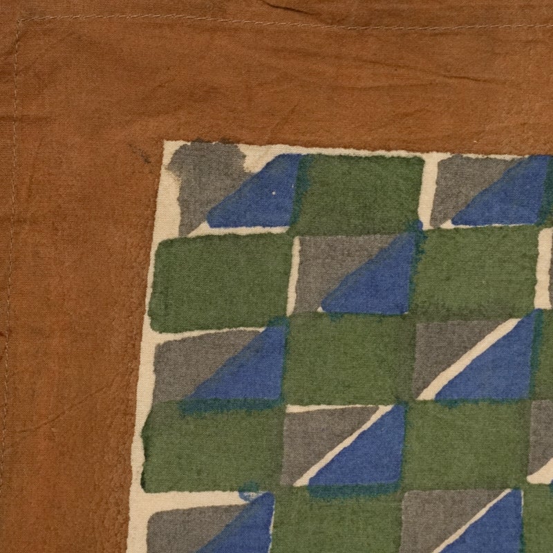 全ての工程が手作業のため、柄の微妙なズレや色ムラ、色飛び、かすれ、小さな汚れなどが見られる場合もございます。