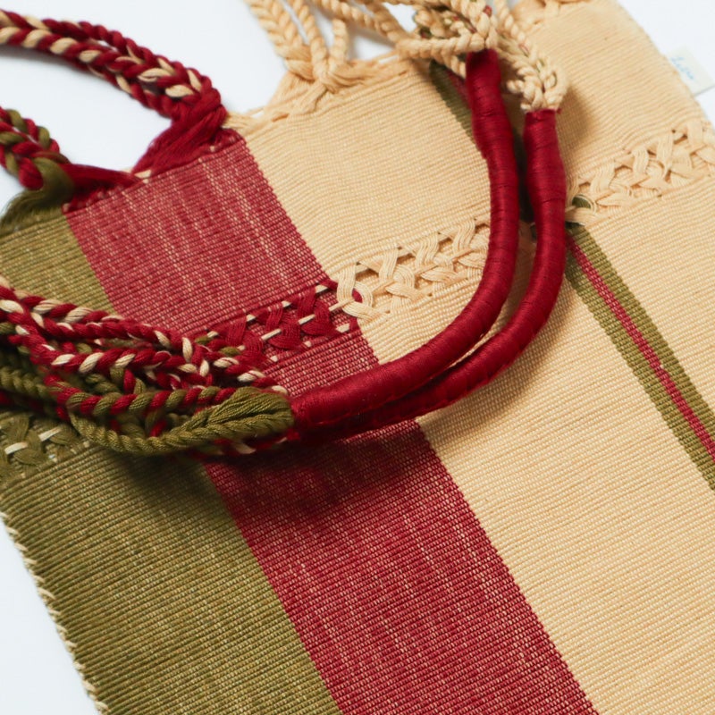 ハンドルは糸を巻き付け作られています