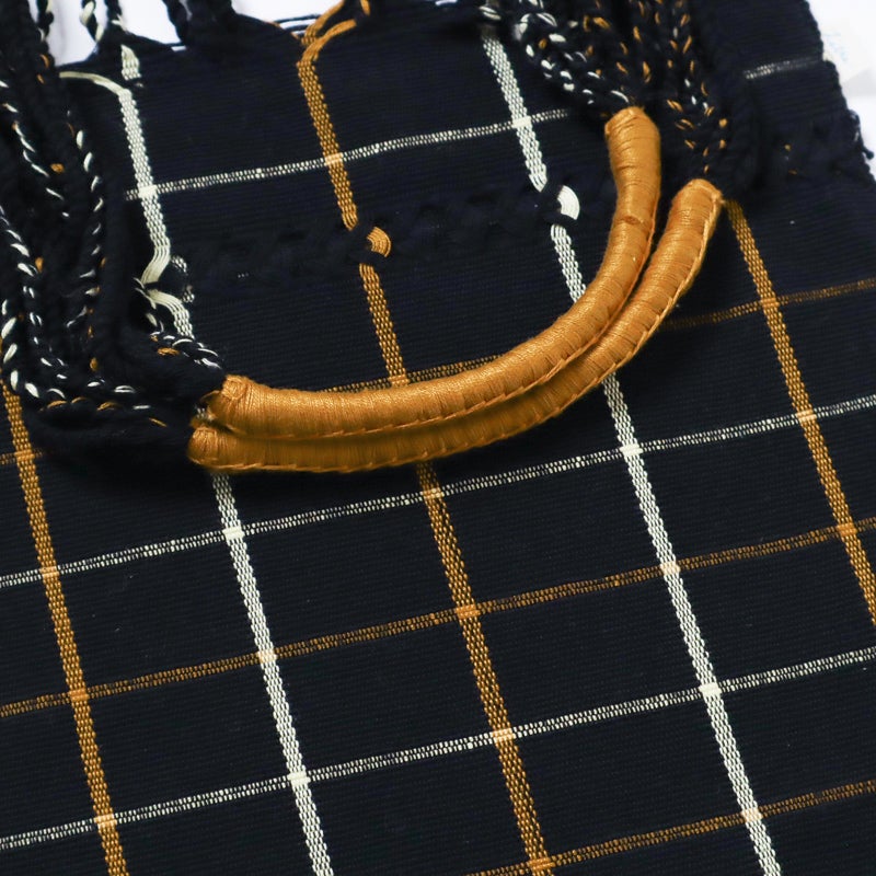 ハンドルは糸を巻きつけて作られています
