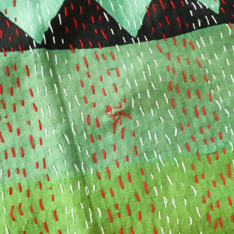 ステッチのとびやほつれ、穴、ほころびなどが見られます