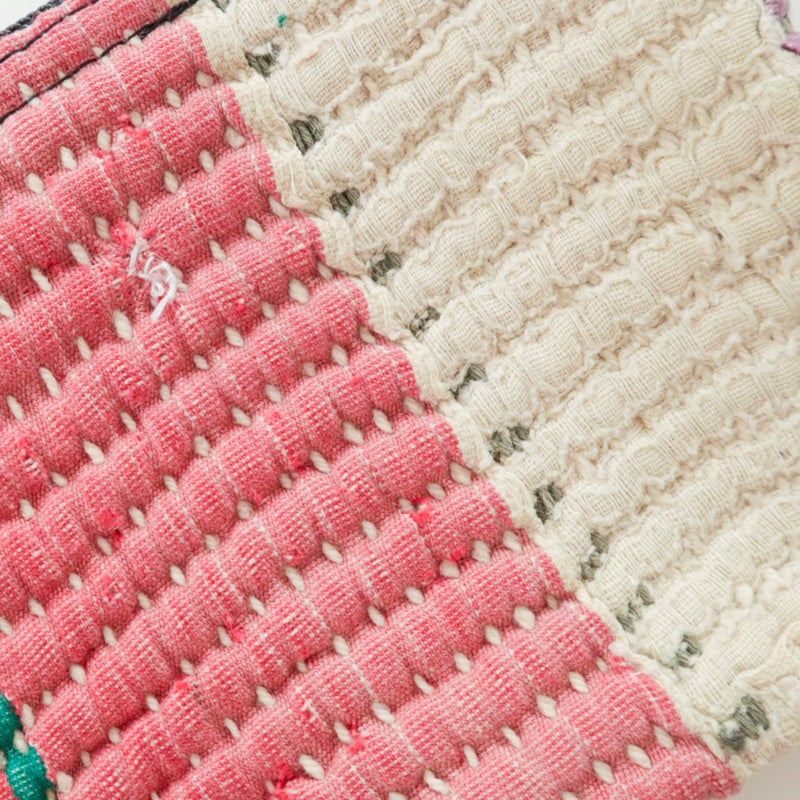 古いハギレを組み合わせているため、色褪せやほつれが見られます