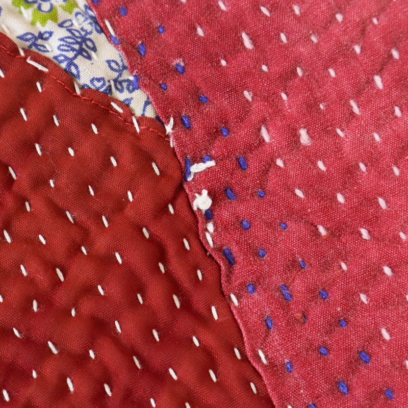 古いハギレを組み合わせているため、色褪せやほつれなどが見られます