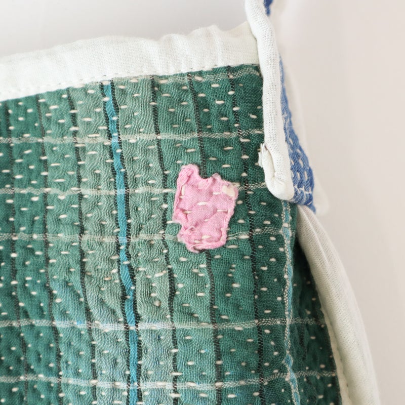 古いハギレを組み合わせているため、色褪せやほつれなどが見られます