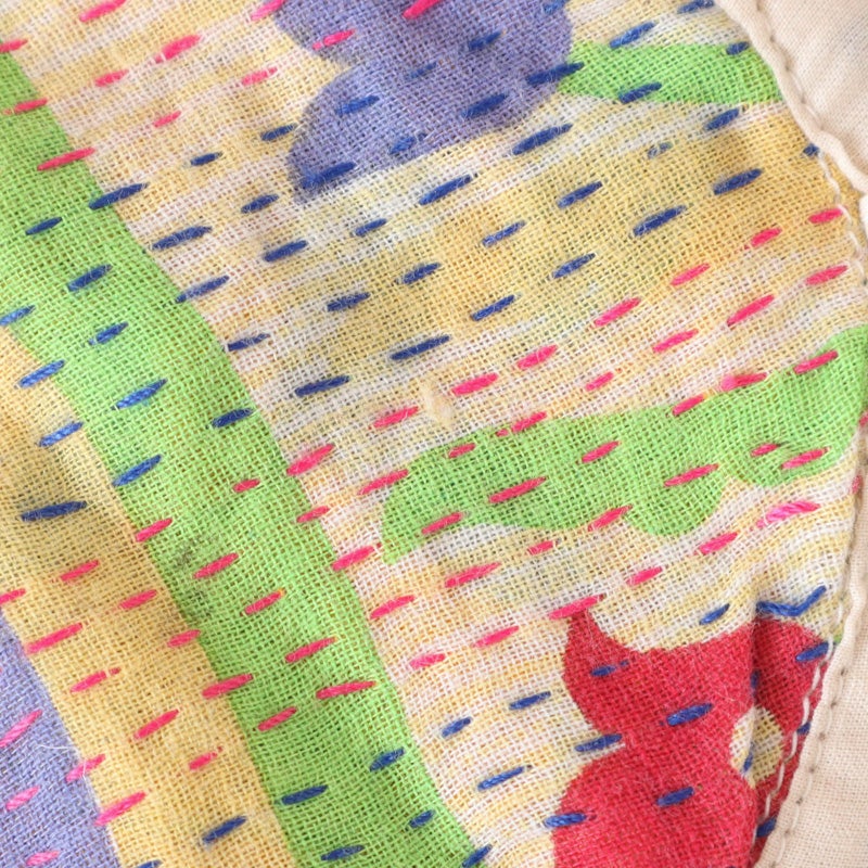 古いハギレを使用しているため、色褪せやほつれなどが見られます