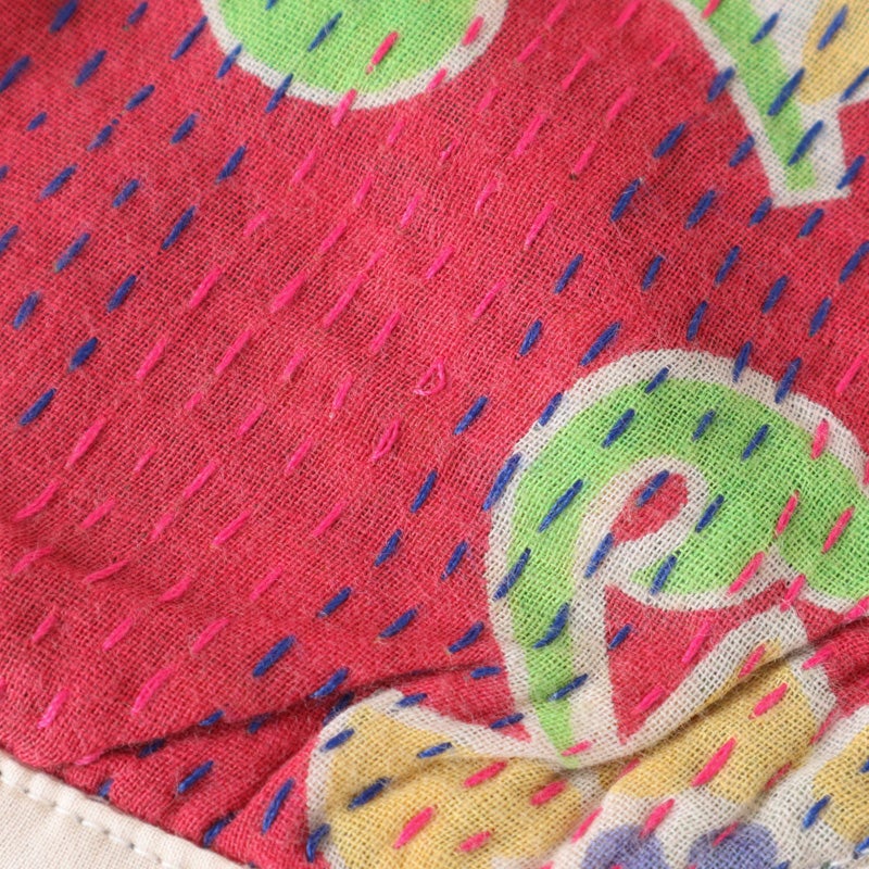 古いハギレを使用しているため、色褪せやほつれなどが見られます