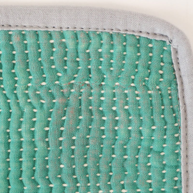 古いハギレを組み合わせているため、色褪せやほつれなどが見られます