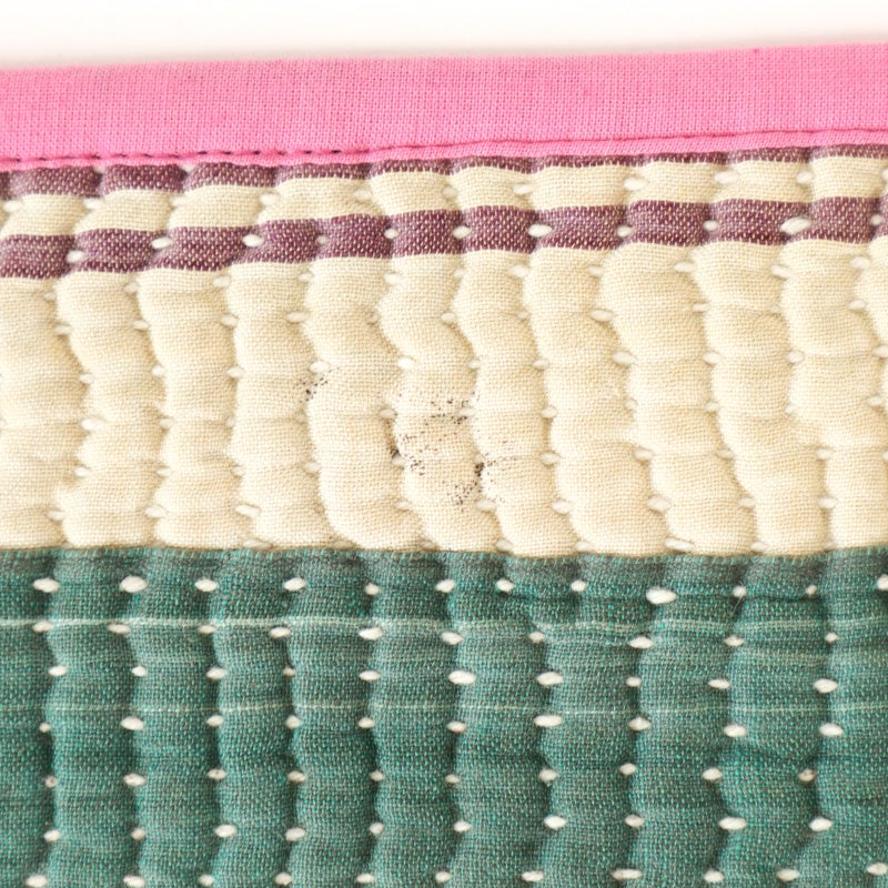 古いハギレを組み合わせているため、色褪せやほつれなどが見られます